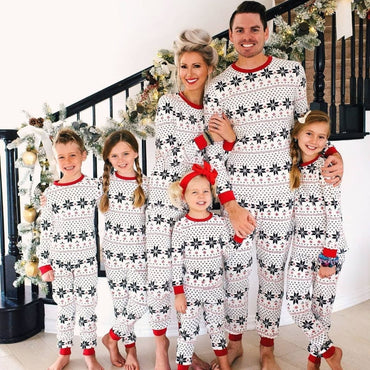 Pigiami, snuddie e abbigliamento da notte natalizi Disney coordinati per la  famiglia